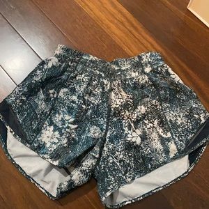 Lululemon Hotty Hot Shorts 2.5 Womend Size 4